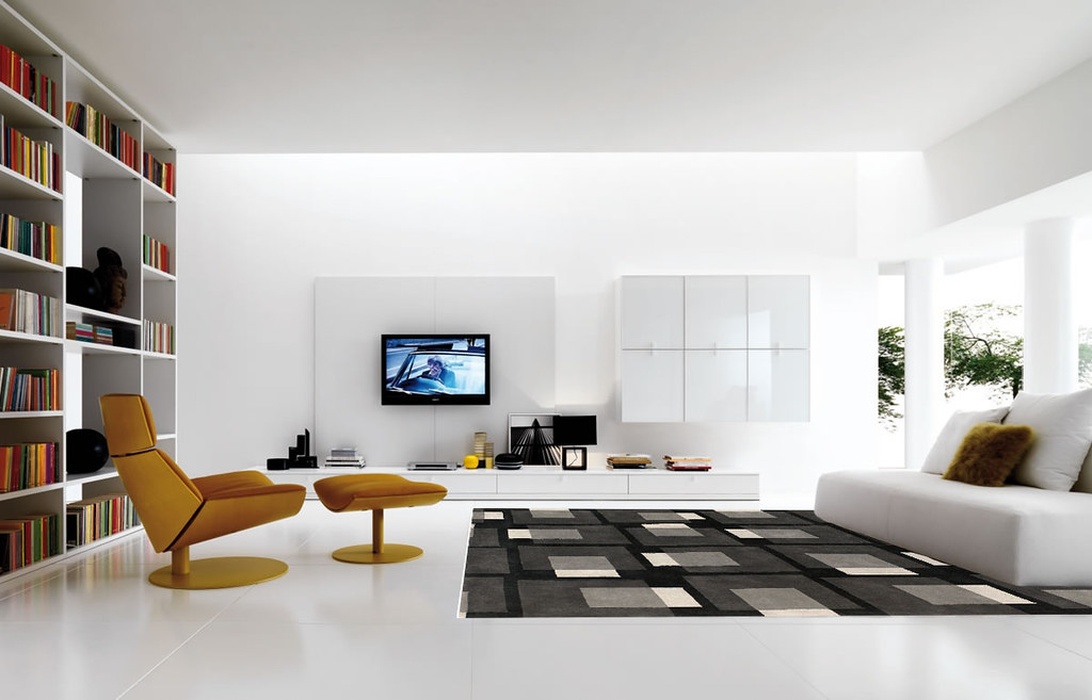 Ein helles, minimalistisches Wohnzimmer mit weißen Wänden und ausgewählten Möbelstücken, das eine konzentrationsfördernde Atmosphäre schafft.